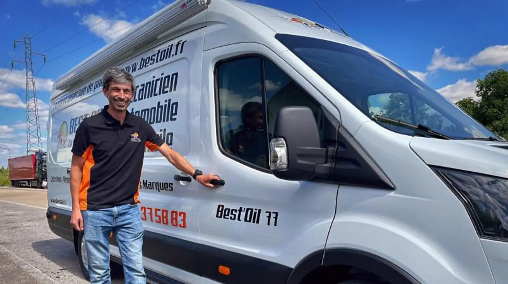 Romuald Krasensky avec son camion-atelier Best’Oil en Seine-et-Marne