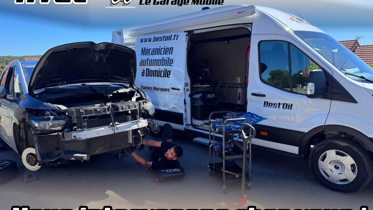 Mécanicien Best'Oil en intervention chez un client pour une révision automobile.