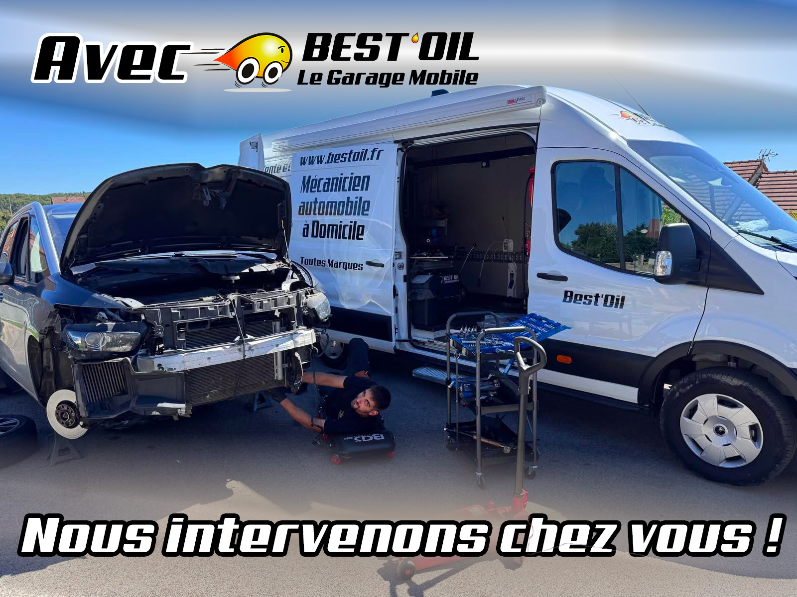 Mécanicien Best'Oil en intervention chez un client pour une révision automobile.