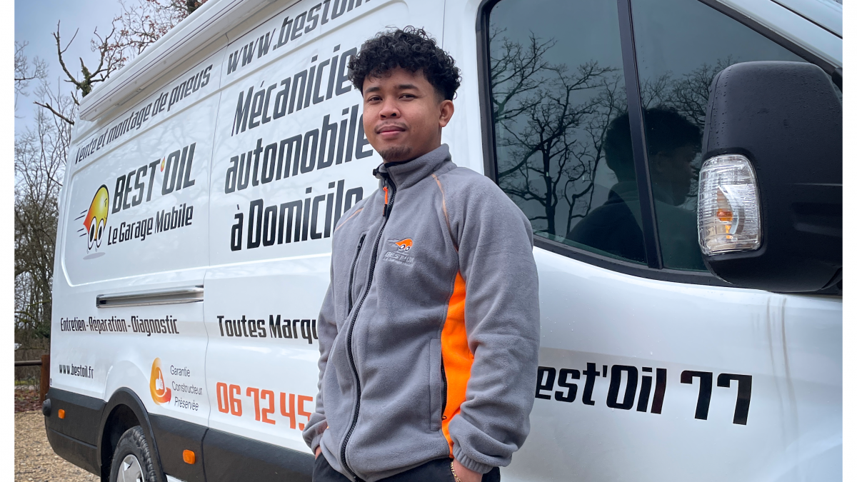 Thierry RAKOTOARIMALALA devant son camion Best'Oil.