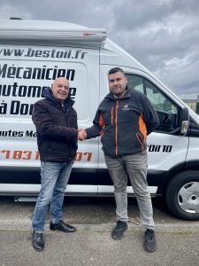 Mr MONTEIRO Cédric, nouvel adhérent Best'Oil 10 serrant la main de Mr CASSINI Jean-Marc, PDG de la société Best'Oil le garage mobile