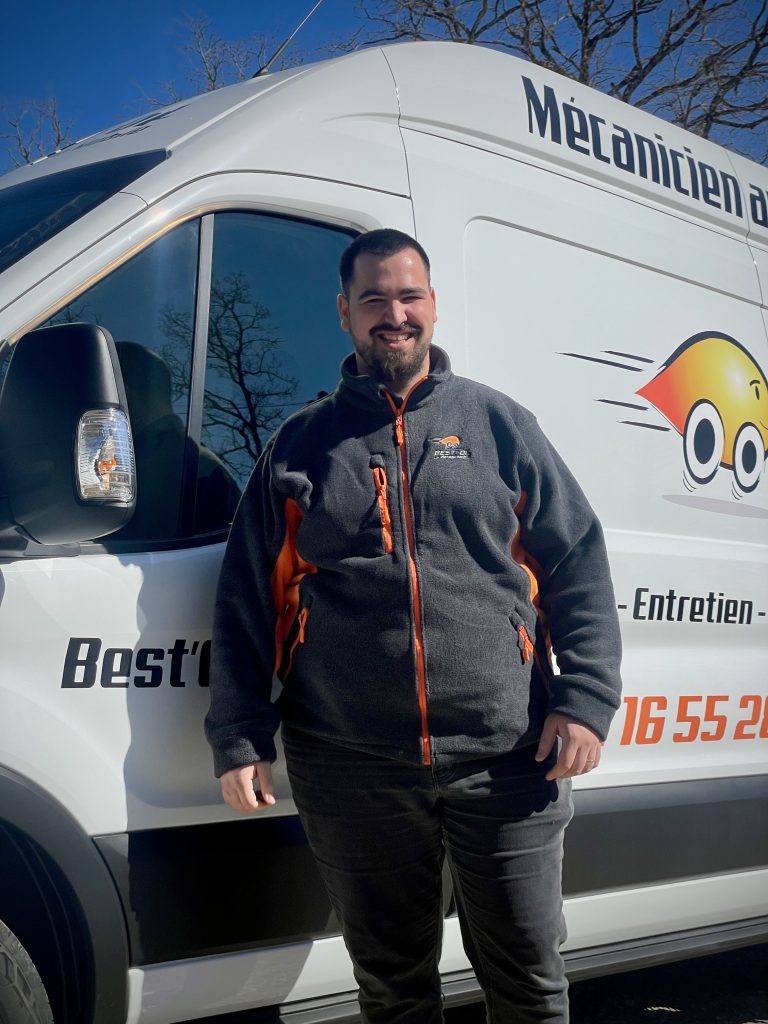 Nouveau mécanicien mobile dans le Maine-et-Loire (49) Mr DESENCLOS Julien devant son camion atelier