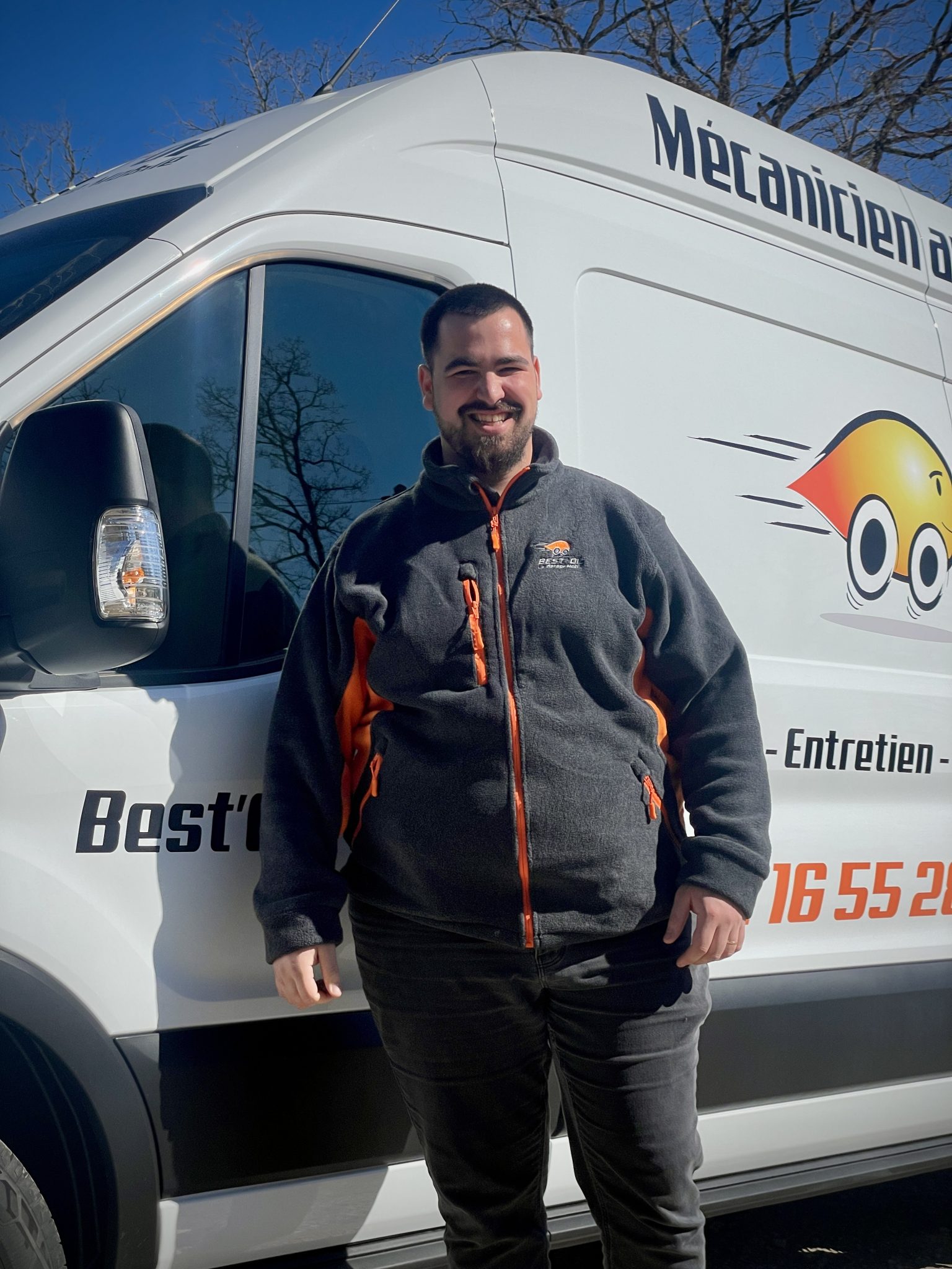 Nouveau mécanicien mobile dans le Maine-et-Loire (49) Mr DESENCLOS Julien devant son camion atelier