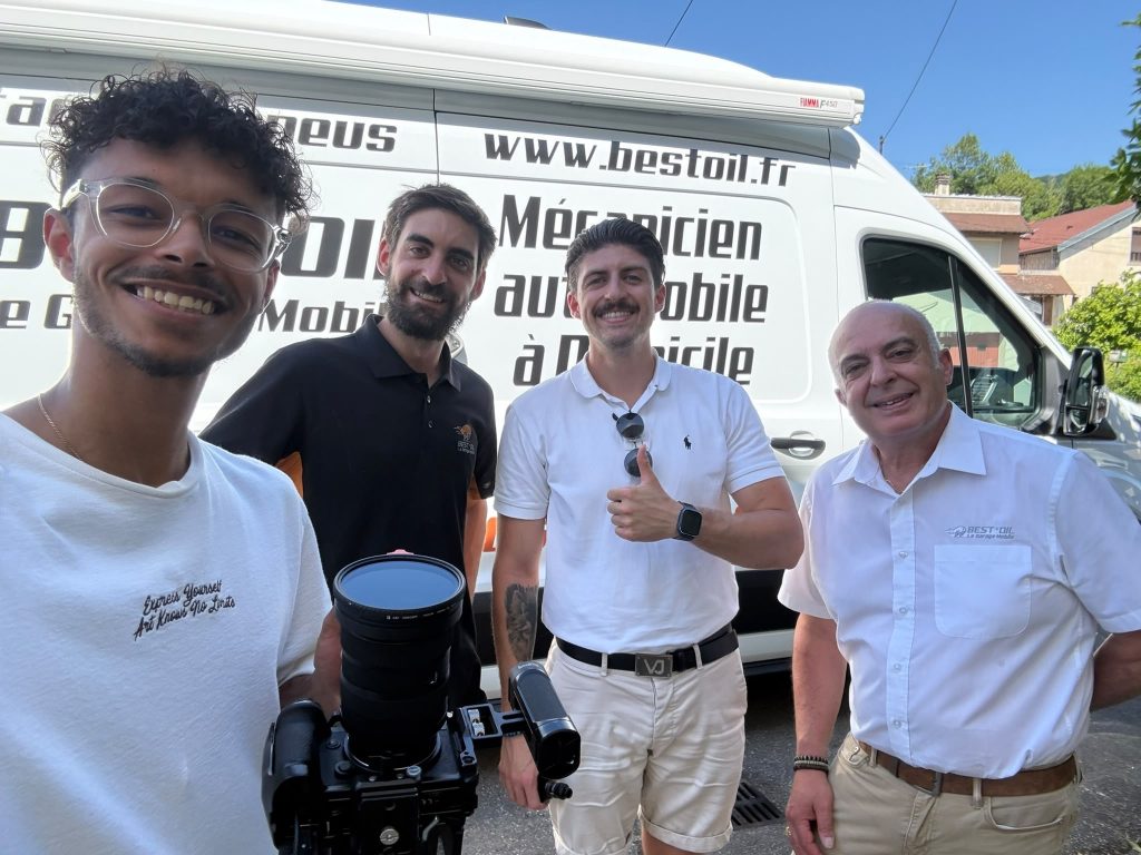 Équipe Best'Oil et vidéaste devant un véhicule d'intervention de mécanique automobile à domicile lors d'un tournage vidéo d'entreprise