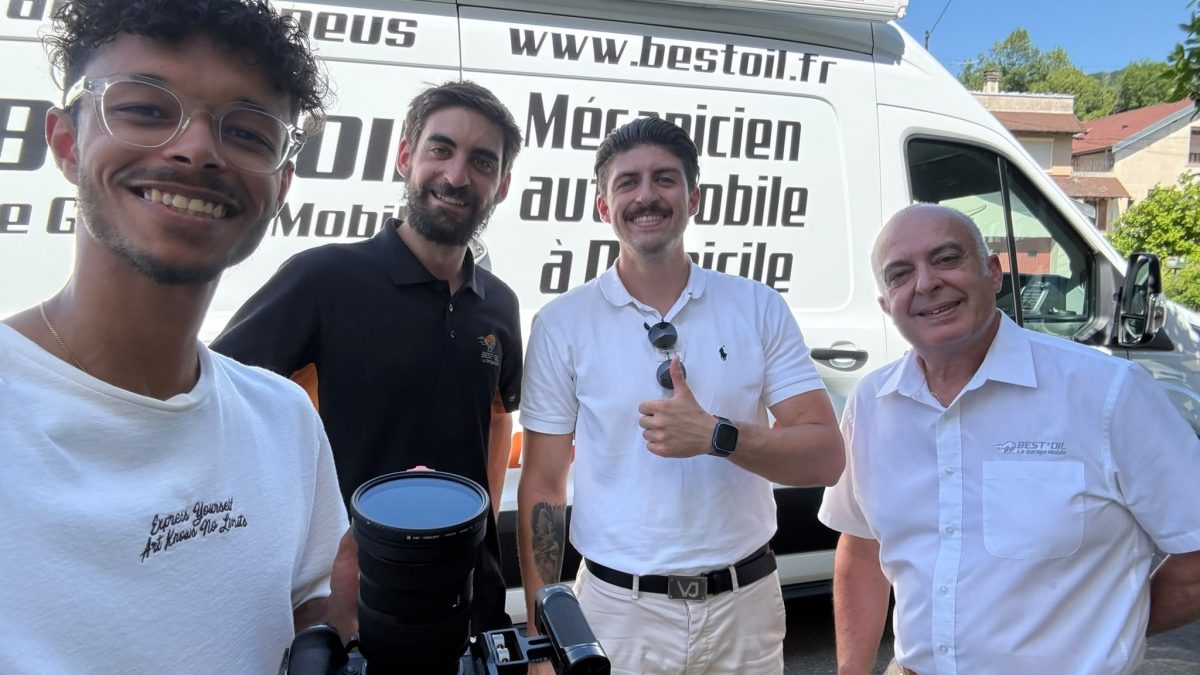Équipe Best'Oil et vidéaste devant un véhicule d'intervention de mécanique automobile à domicile lors d'un tournage vidéo d'entreprise