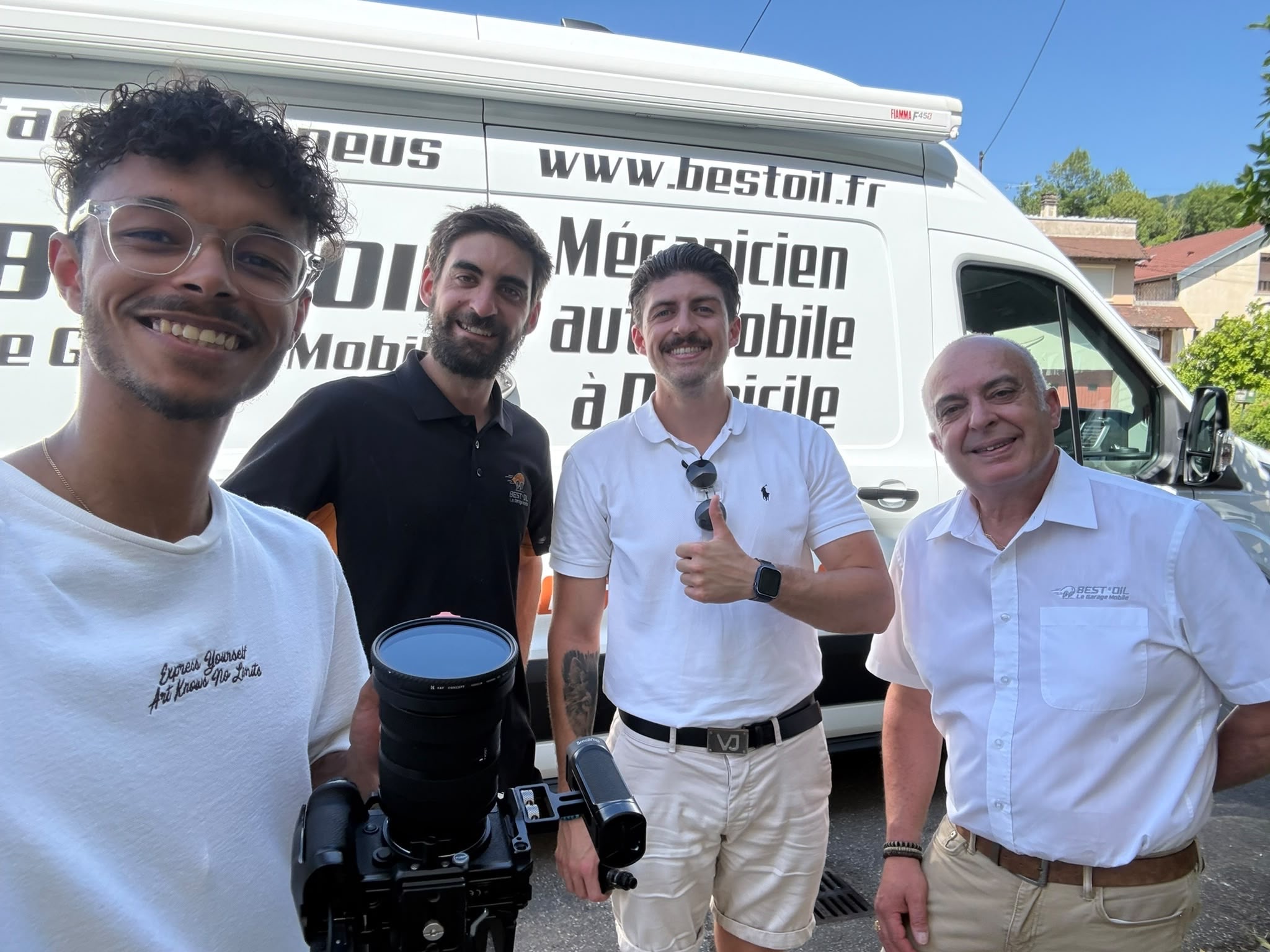 Équipe Best'Oil et vidéaste devant un véhicule d'intervention de mécanique automobile à domicile lors d'un tournage vidéo d'entreprise