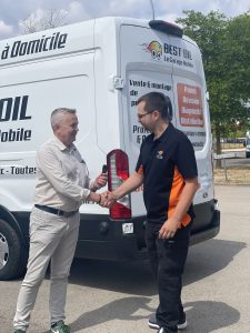 Manu Bastos, remettant les clés du camion atelier de Mr MAGNIN Hippolyte, mécanicien Best'Oil en Haute-Saône.