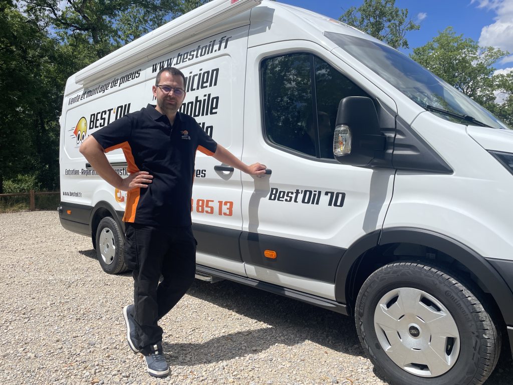 Hippolyte Magnin, nouveau mécanicien à domicile Best'Oil en Haute-Saône, devant son camion atelier