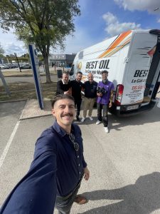 Équipe Best’Oil lors de l’installation du nouveau garage mobile à Pont-Salomon