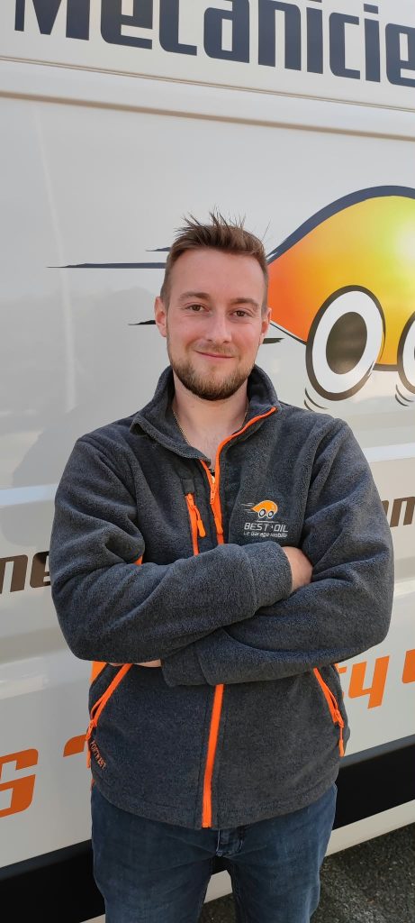 Benoit OUTREBON, mécanicien mobile Best'Oil 80 devant son camion atelier