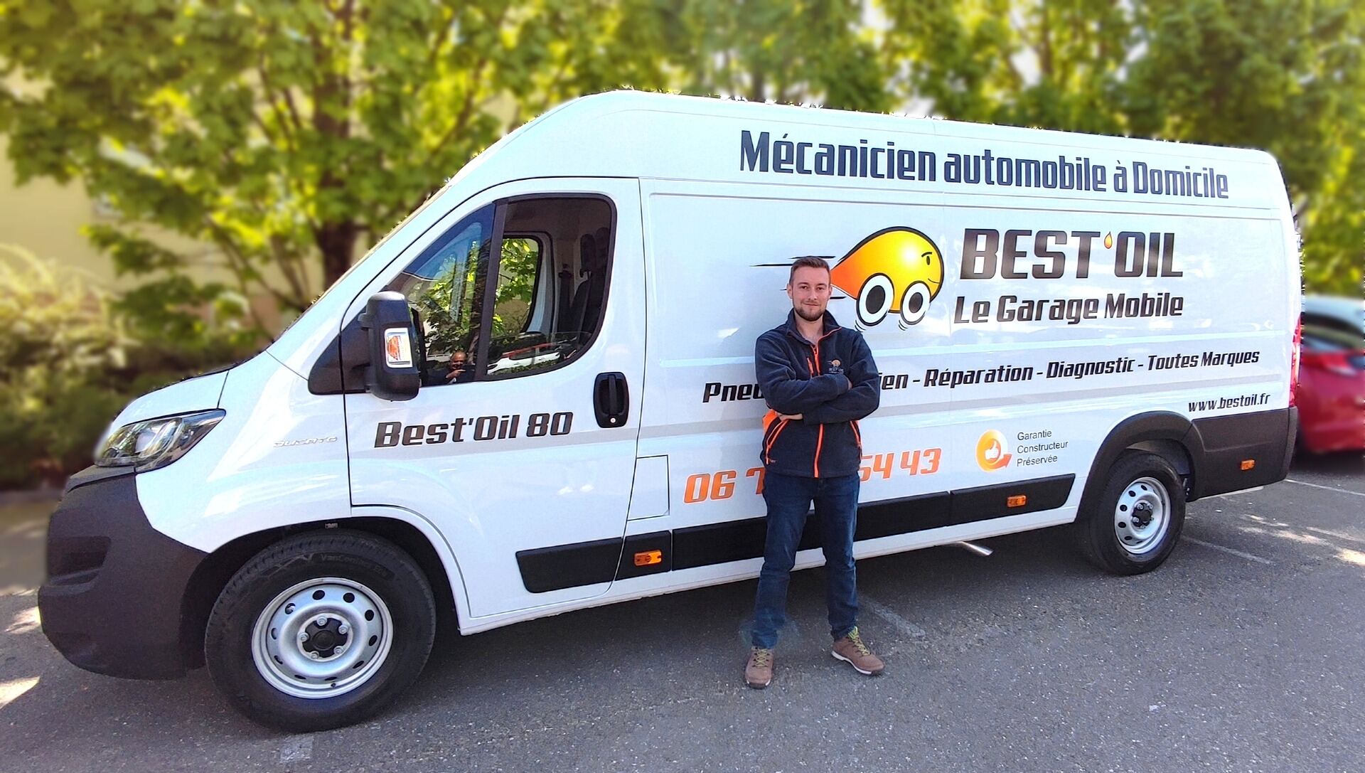 Benoit OUTREBON, mécanicien mobile Best'Oil 80 devant son camion atelier