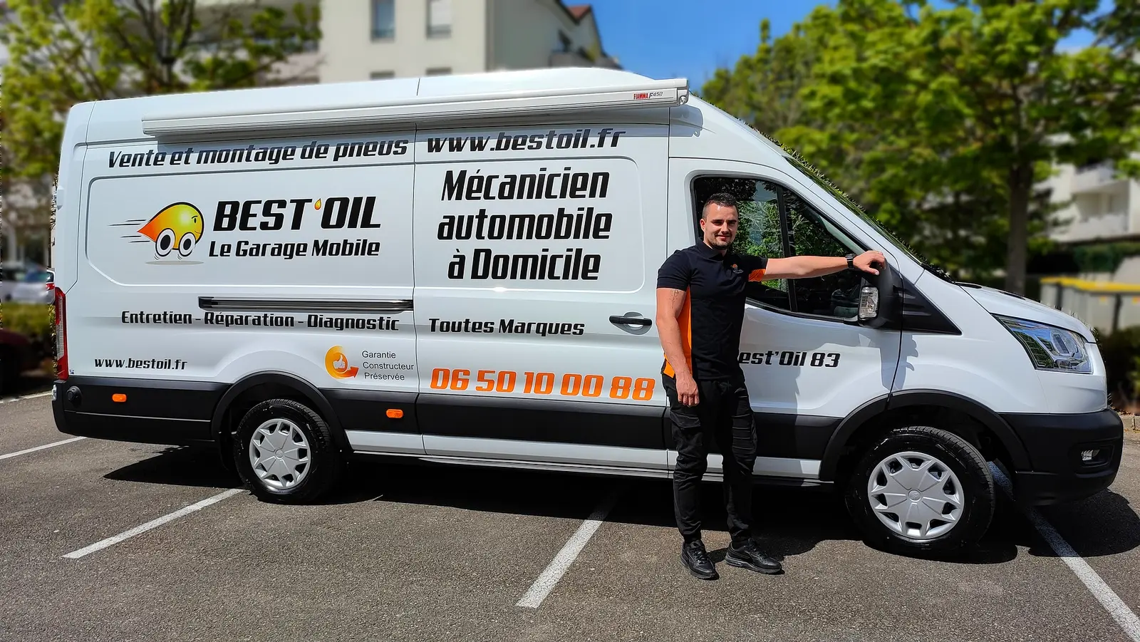 Adrien Balhade avec son camion atelier Best’Oil à Gonfaron