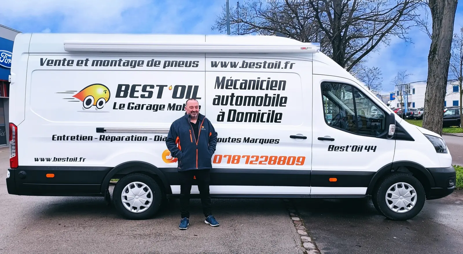 Alain Martin avec son camion atelier Best’Oil à Saint-Gildas-des-Bois