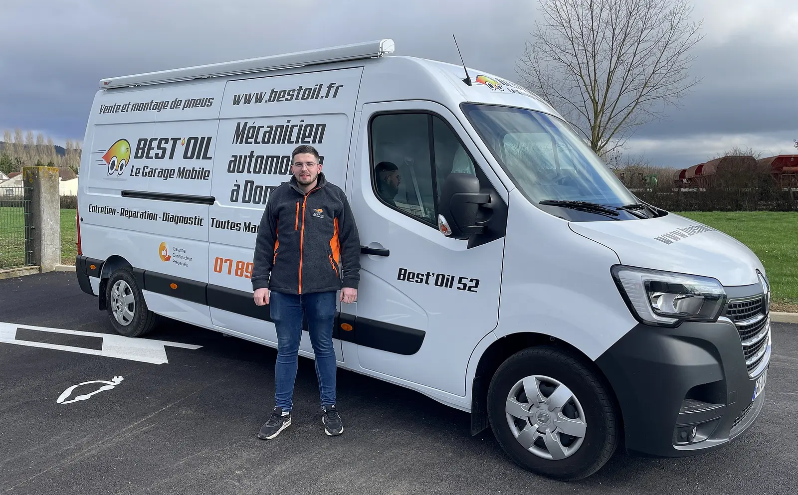 Alan Gentil avec son camion atelier Best’Oil à Froncles