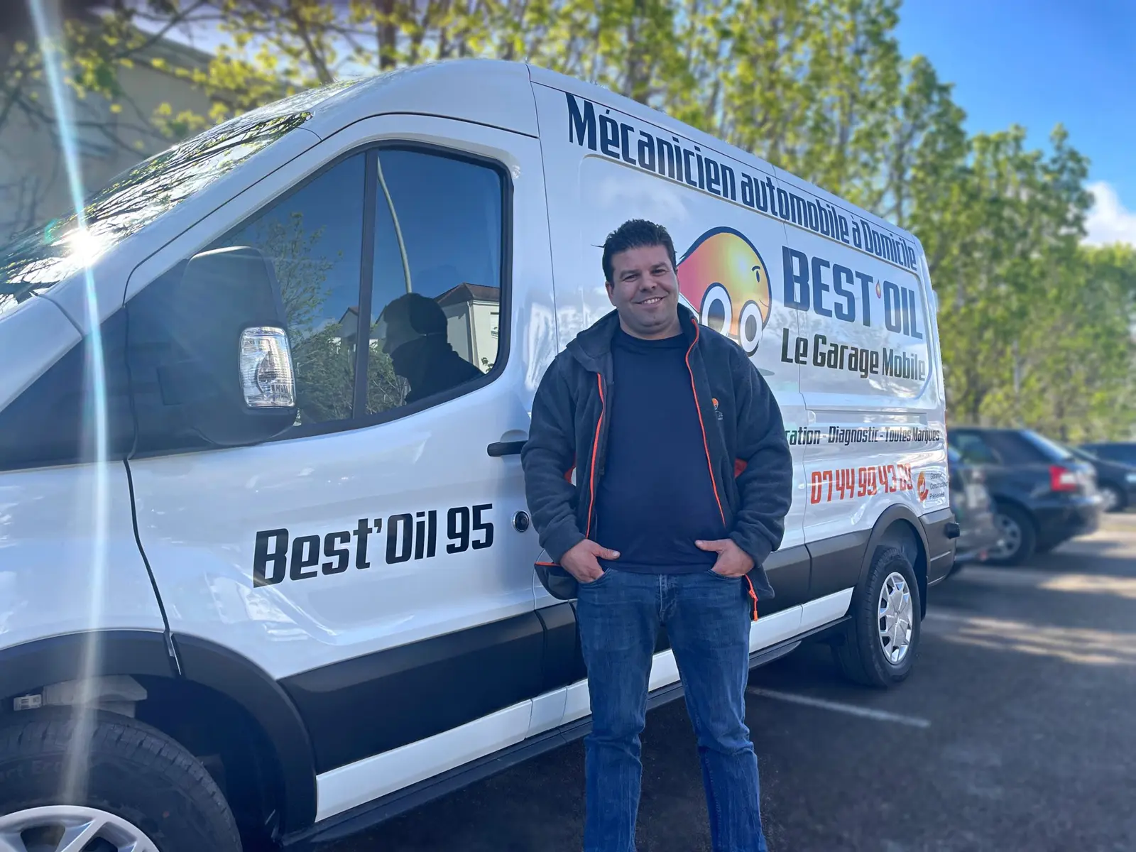 Alexandre Sousa Carvalho avec son camion atelier Best’Oil à Montigny-lès-Cormeilles