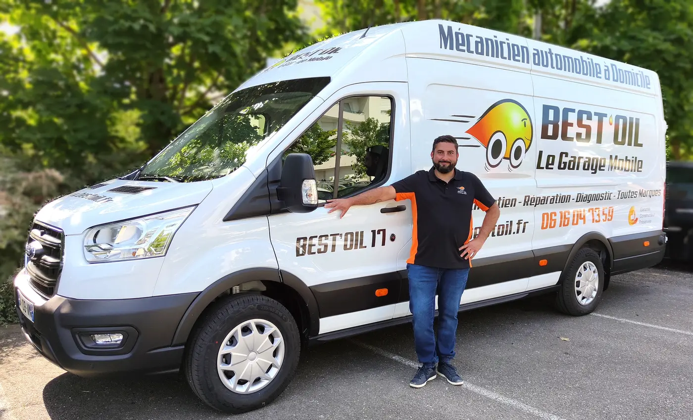 Joffrey Loiseau avec son camion atelier Best’Oil à Bercloux