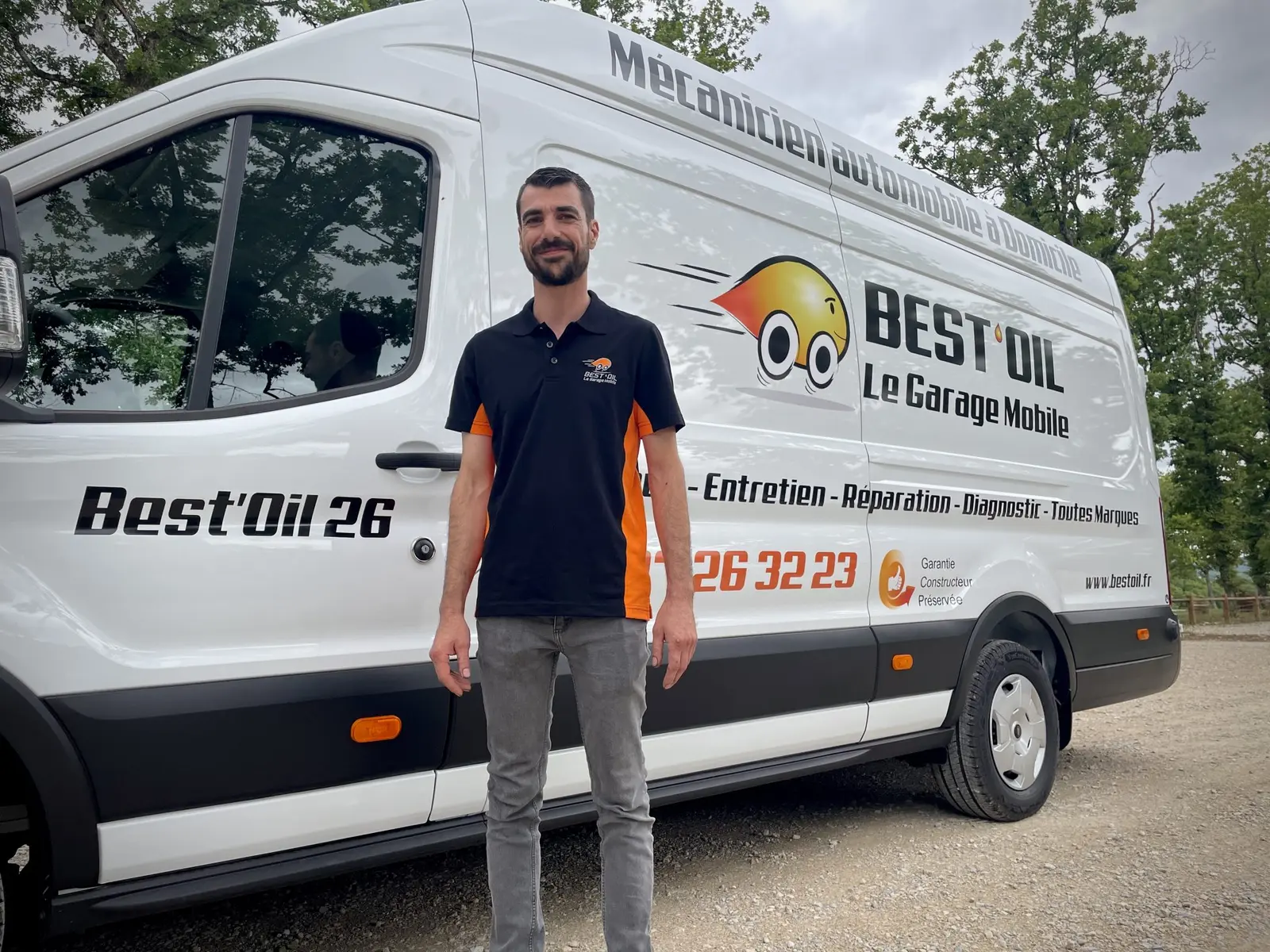 Charles-Henry Maillefert avec son camion atelier Best’Oil à Tain-l’Hermitage