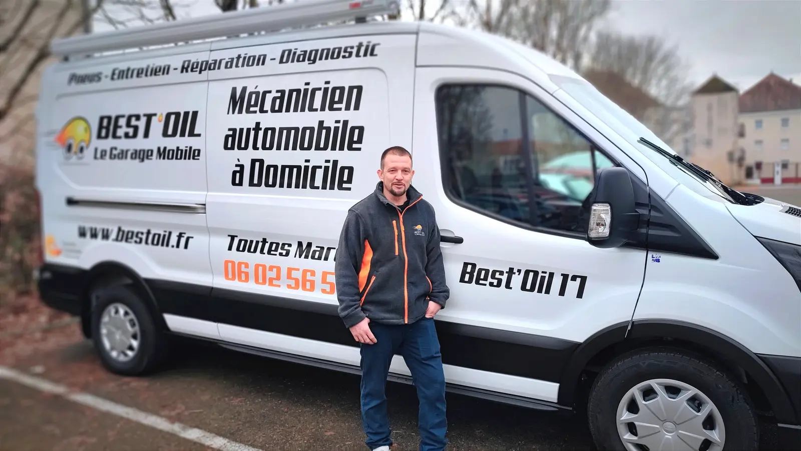 Damien Meynard avec son camion atelier Best’Oil à Balanzac