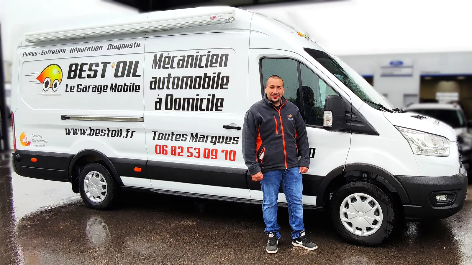 Jean-Alexandre Le Botte avec son camion atelier Best’Oil à Ozoir-la-Ferrière