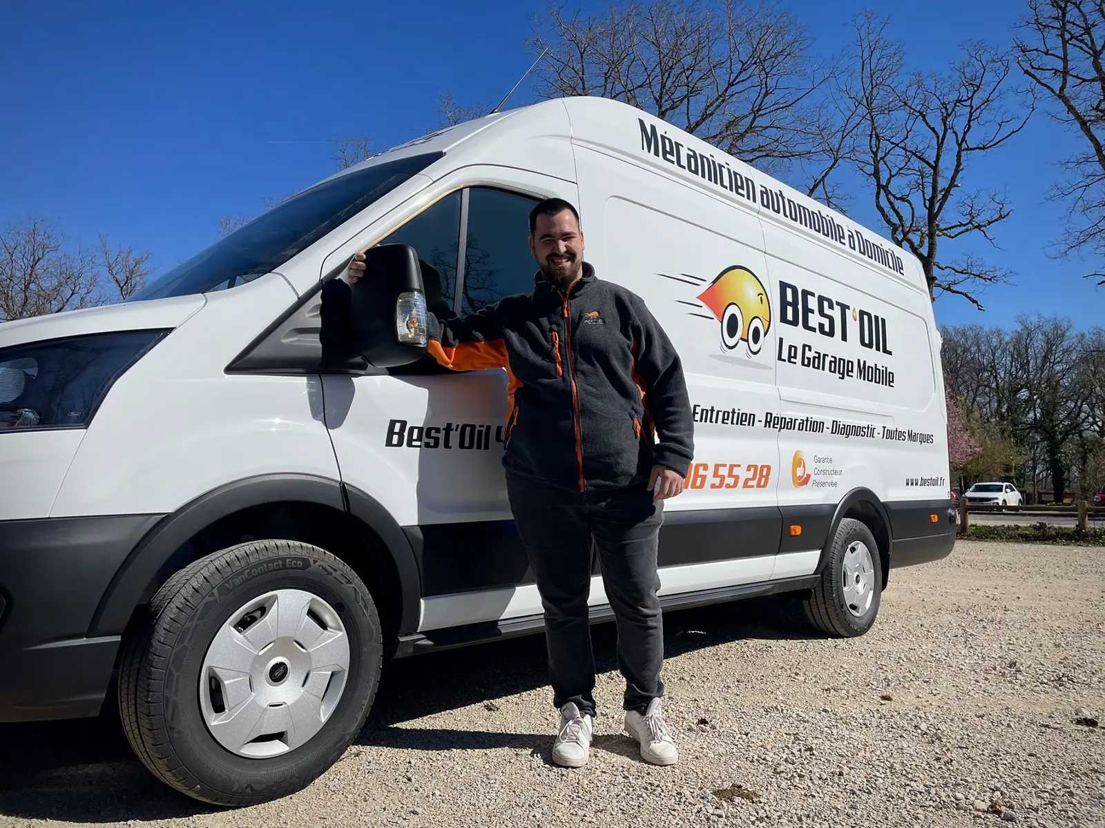 Julien Desenclos avec son camion atelier Best’Oil à Doué-en-Anjou