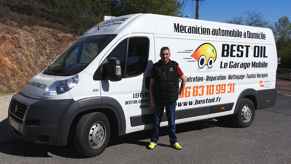 Lefevre avec son camion atelier Best’Oil à Rémécourt