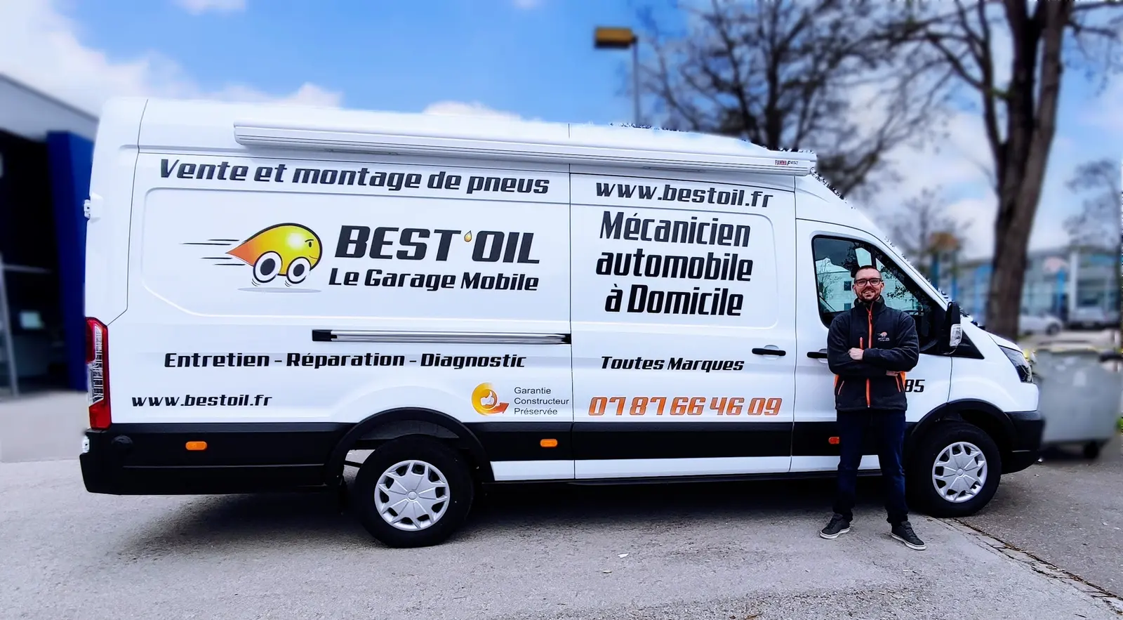 Maximilien Caquineau avec son camion atelier Best’Oil à L’hermenault