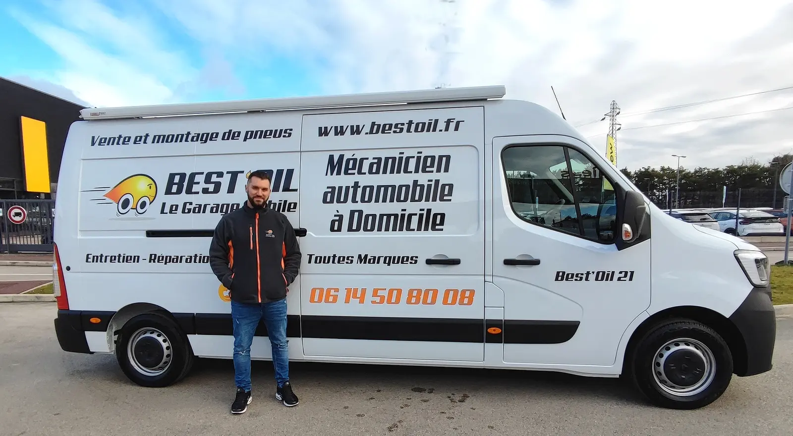 Mickaël Doublot avec son camion atelier Best’Oil à Corgengoux