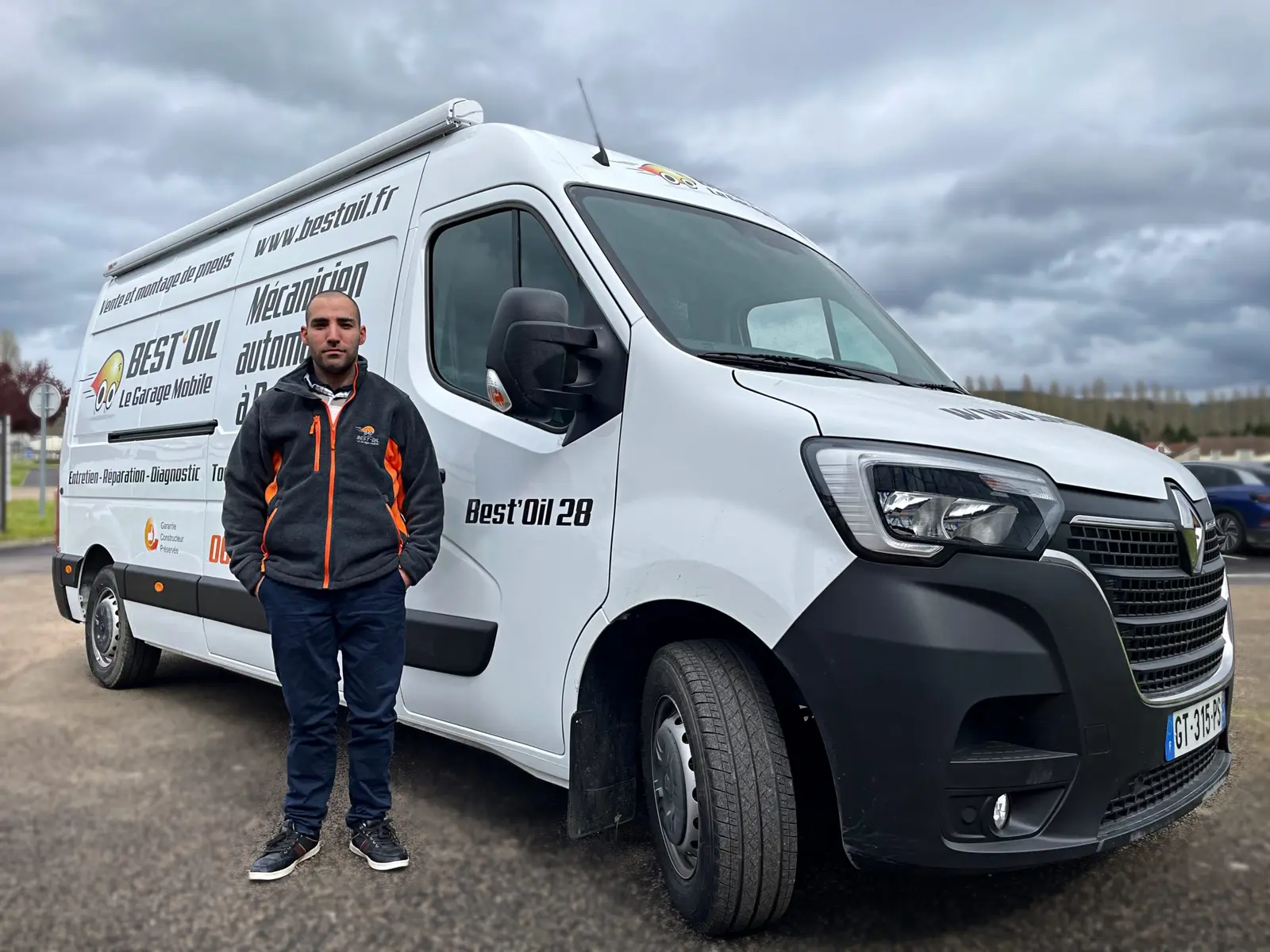 Mickaël Rebiffé avec son camion atelier Best’Oil à Chartres