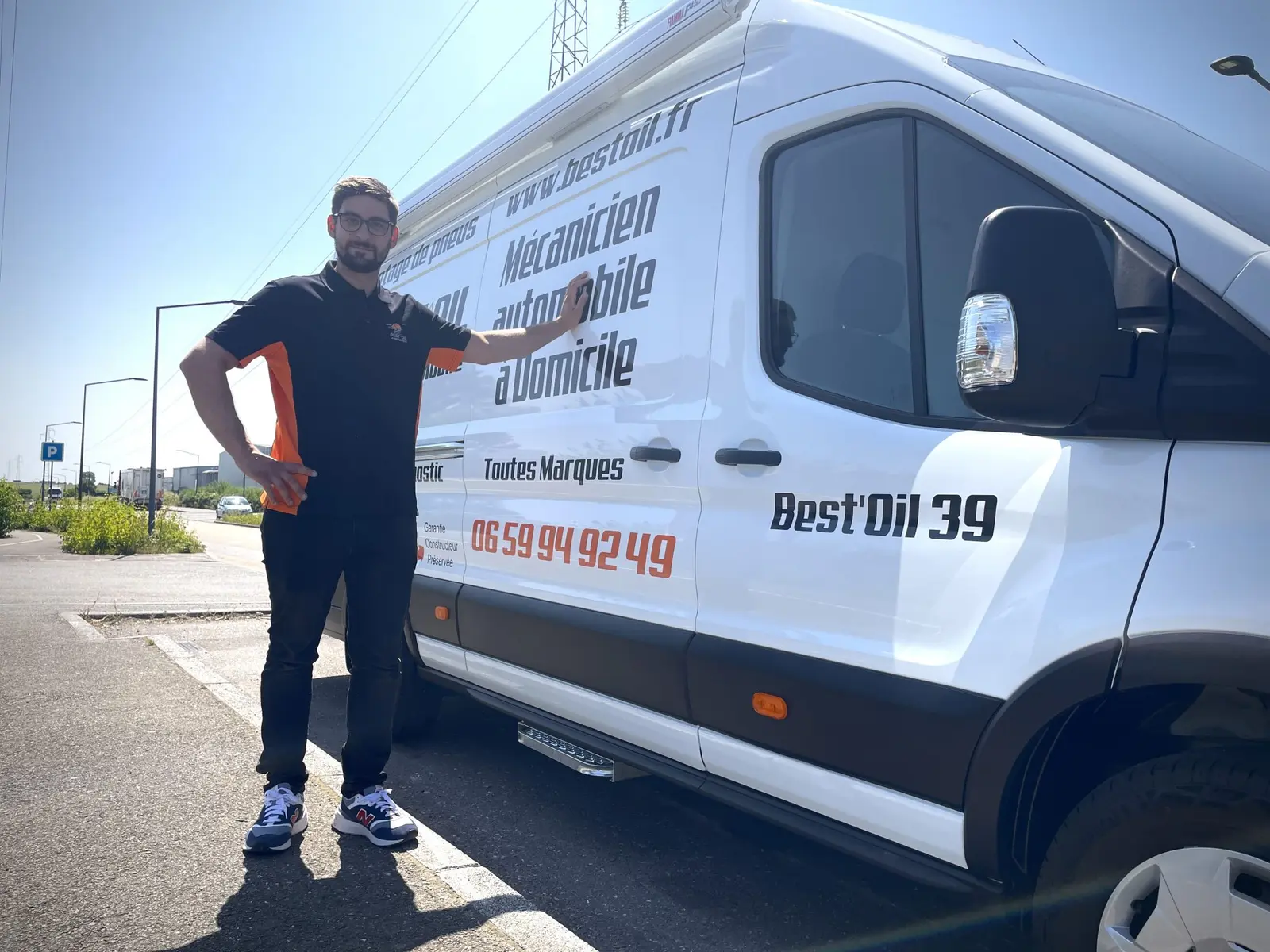 Sébastien Duillon avec son camion atelier Best’Oil à Perrigny