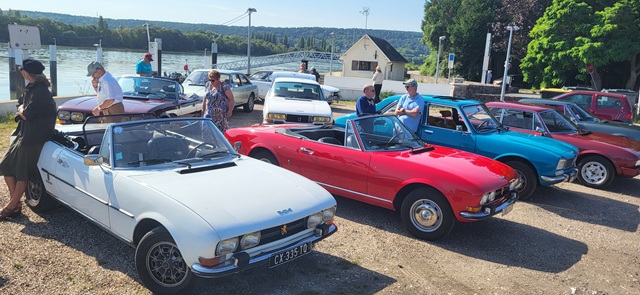 Peugeot 504 coupés et cabriolets réunis lors d’une sortie de l’Amicale 504
