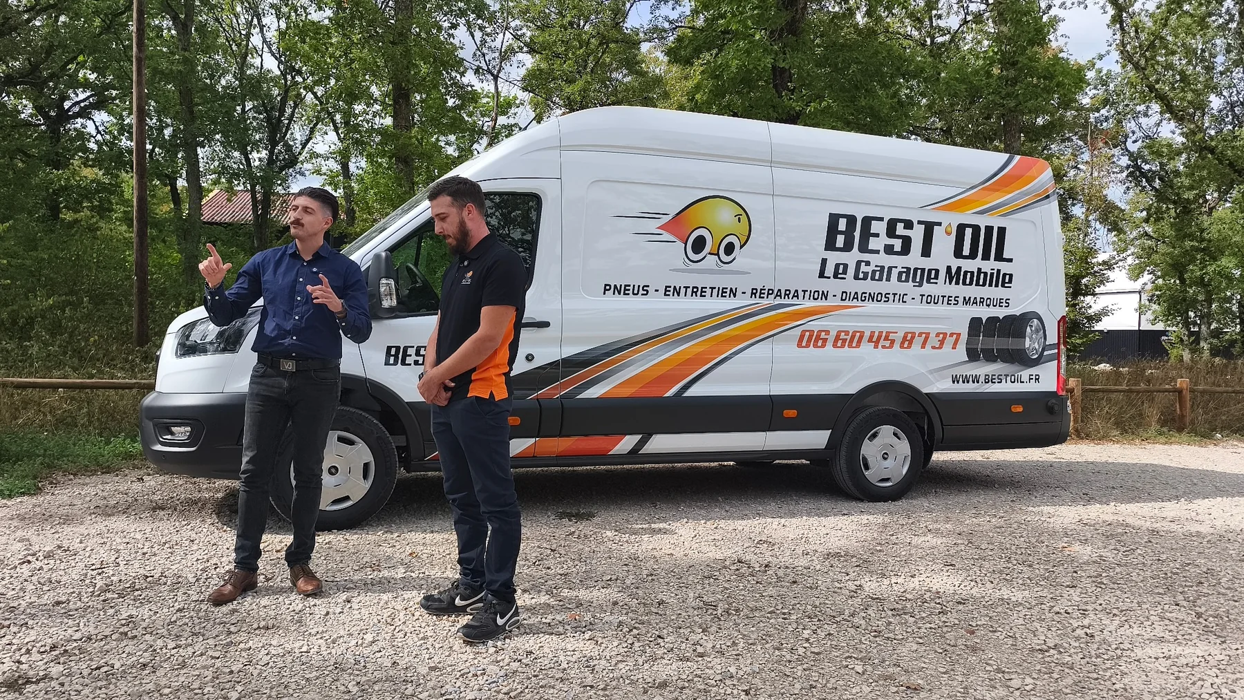 Nouveau camion-atelier blanc Best'Oil avec sa livrée orange et noire
